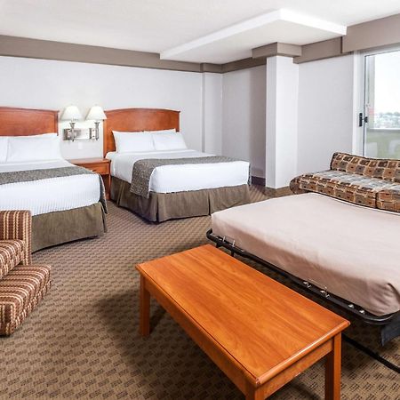 Ramada By Wyndham Edmonton South Hotel Kültér fotó