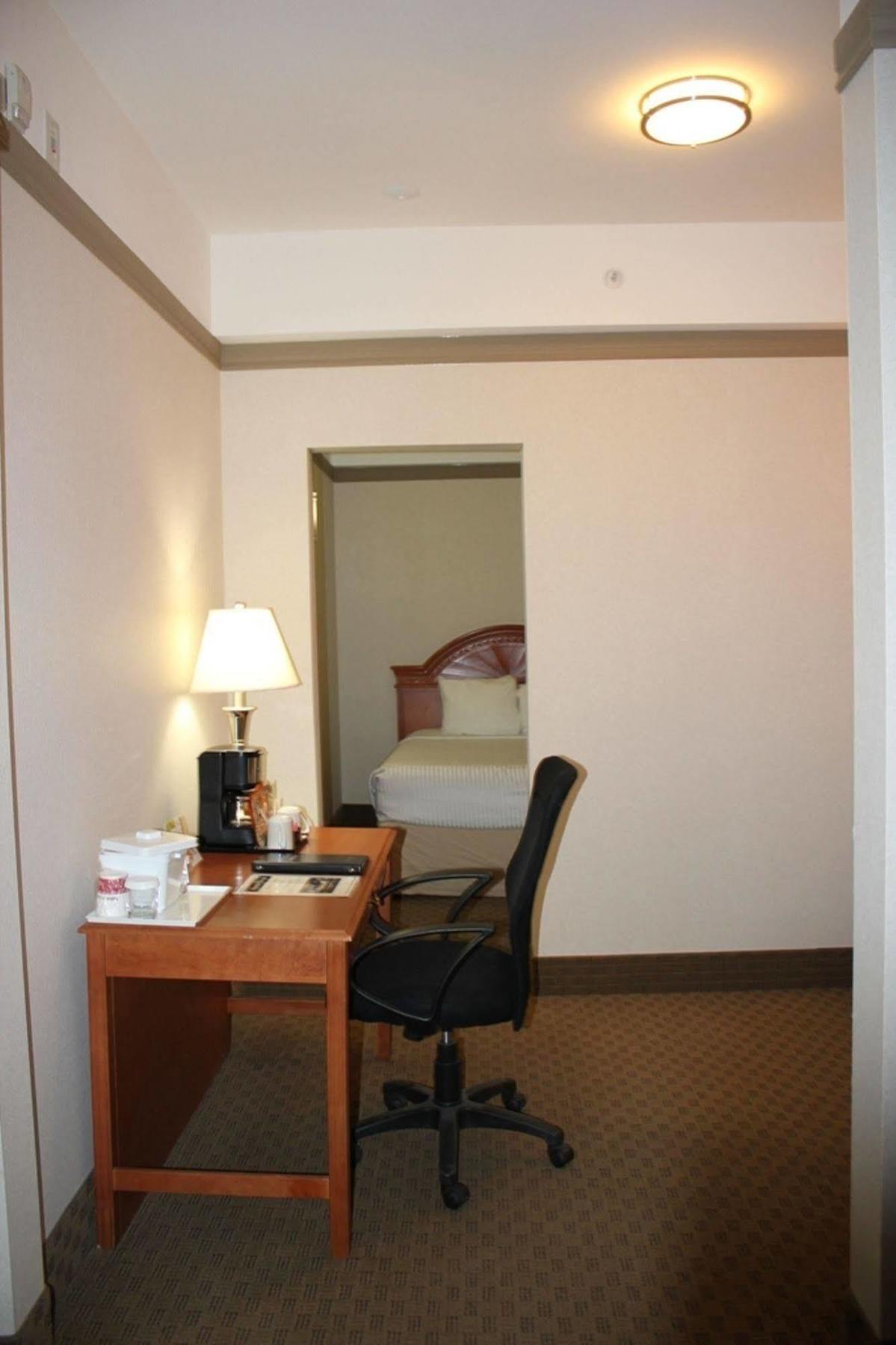 Ramada By Wyndham Edmonton South Hotel Kültér fotó