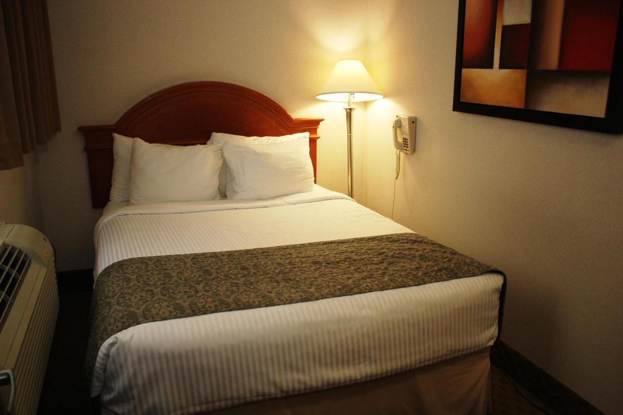 Ramada By Wyndham Edmonton South Hotel Kültér fotó